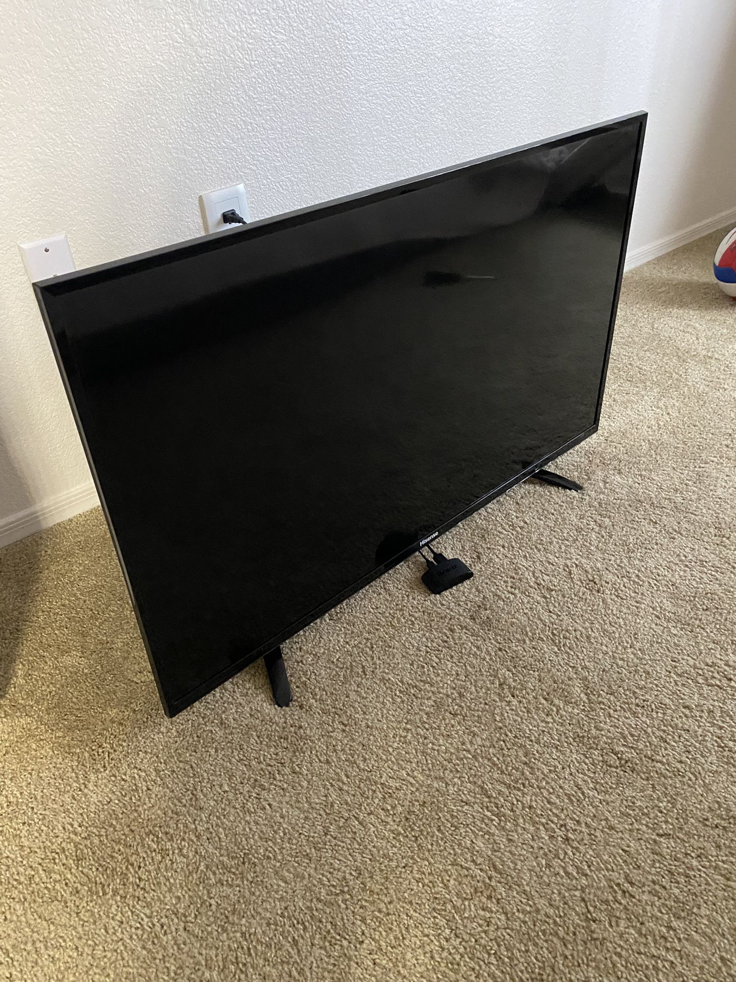 40” Hisense Tv W/ Wall Mount & Roku