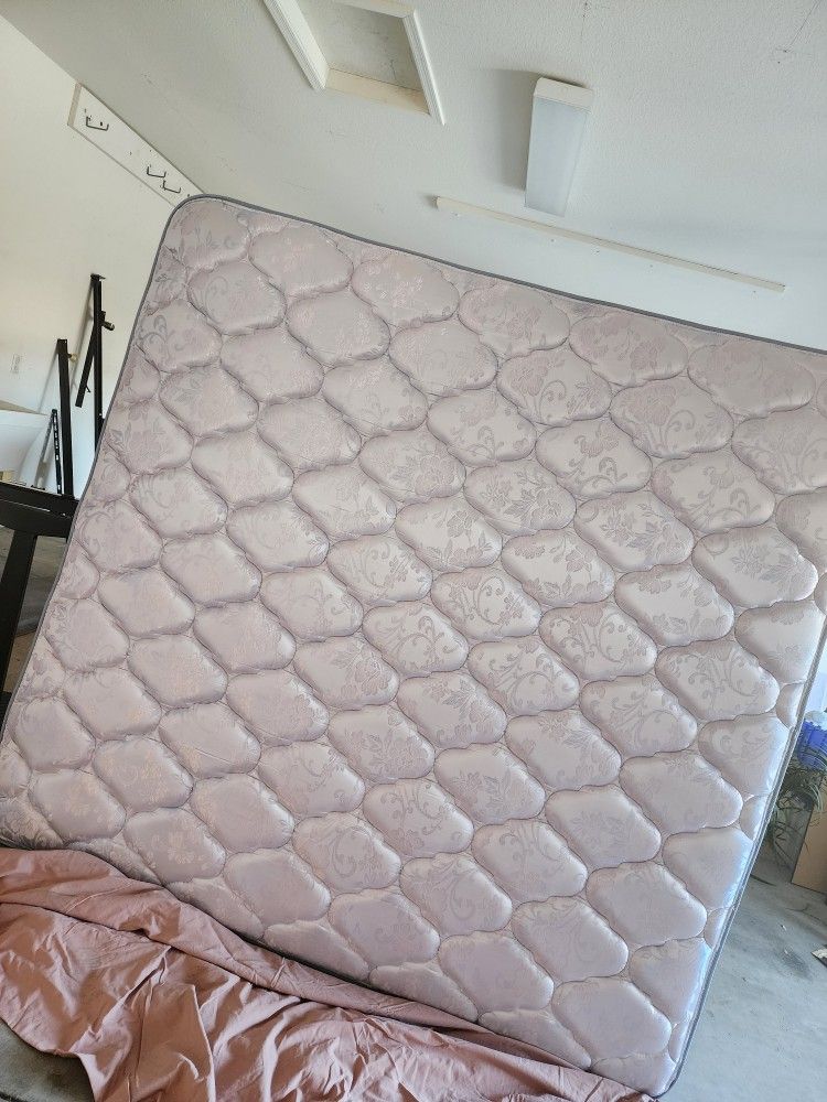 King Size Mattress And Box Spring Like New InGood Condition DELIVERY AVAILABLE