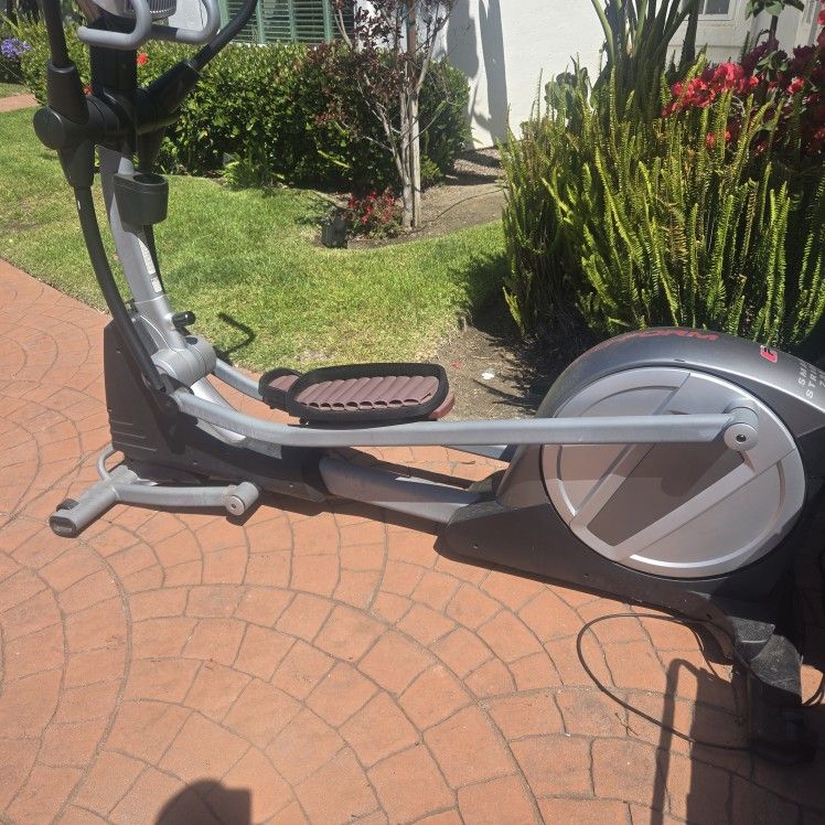 FREE - Eliptical Machine, Vista CA.