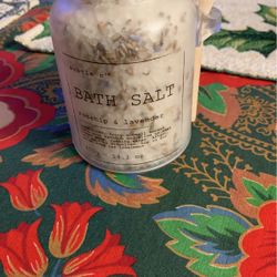 Bath salt with little scooper￼
