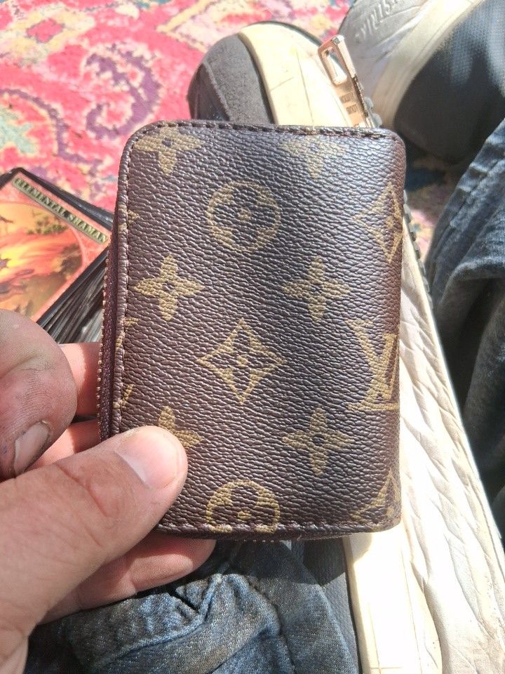 Louis Vuitton Zipup Id card/credit Card Wallet