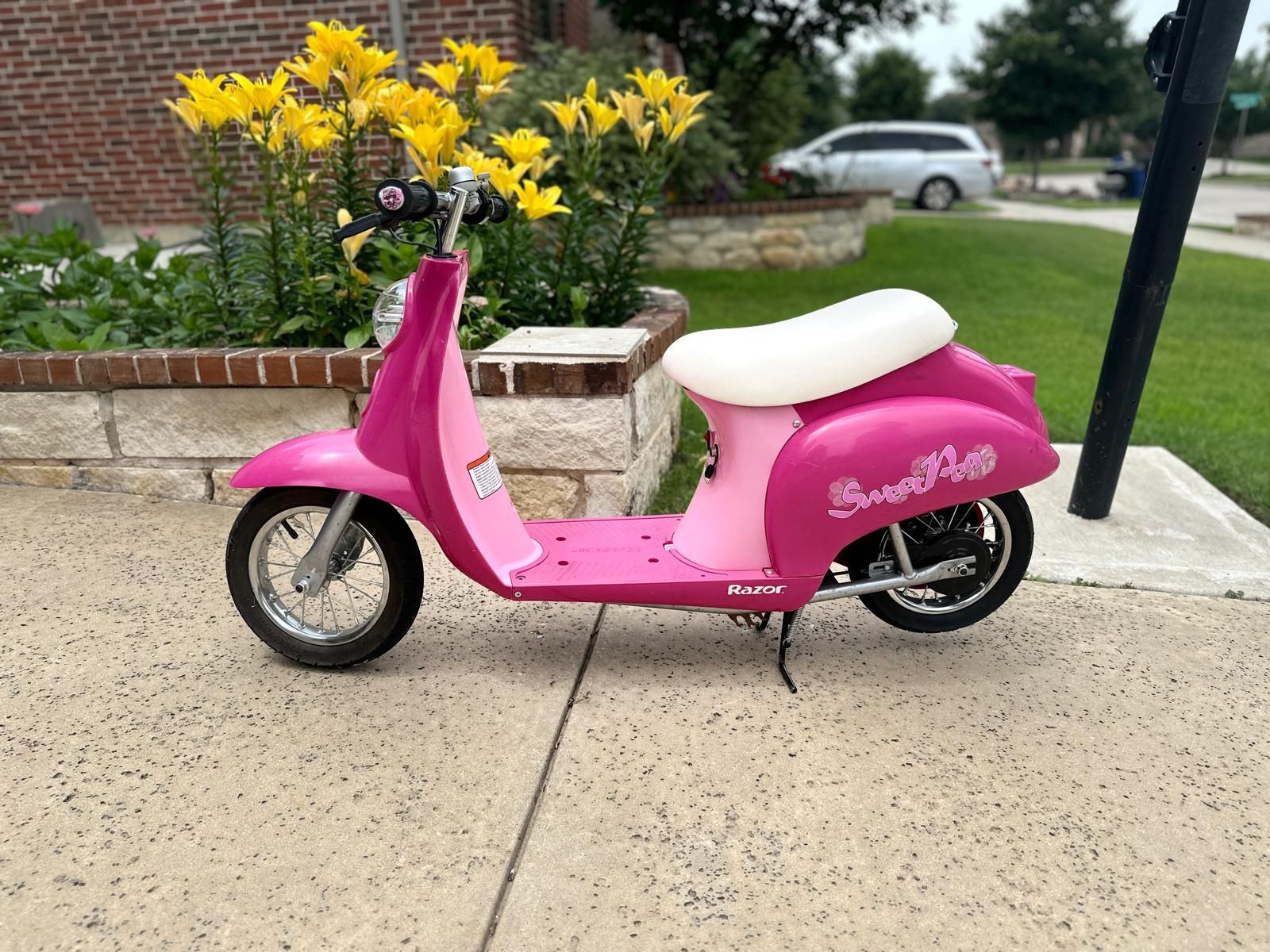 Girls Pink Sweet Pea Razor Electric Scooter