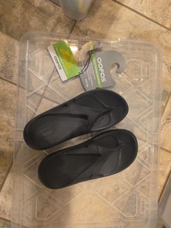OOFOS Black Flip Flop Sandals