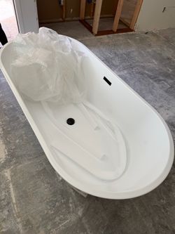 Freestanding soaking tub