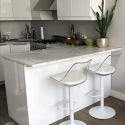 Adjustable bar stool set