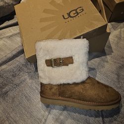 UGG Australia Classic Short Size 6