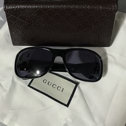 NEW✨ GUCCI Sunglass with a case and a bag.