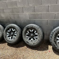 2023 toyota tacoma tires 265’s on 16in wheels with hub caps& lug nuts (About 28k miles on the tires)