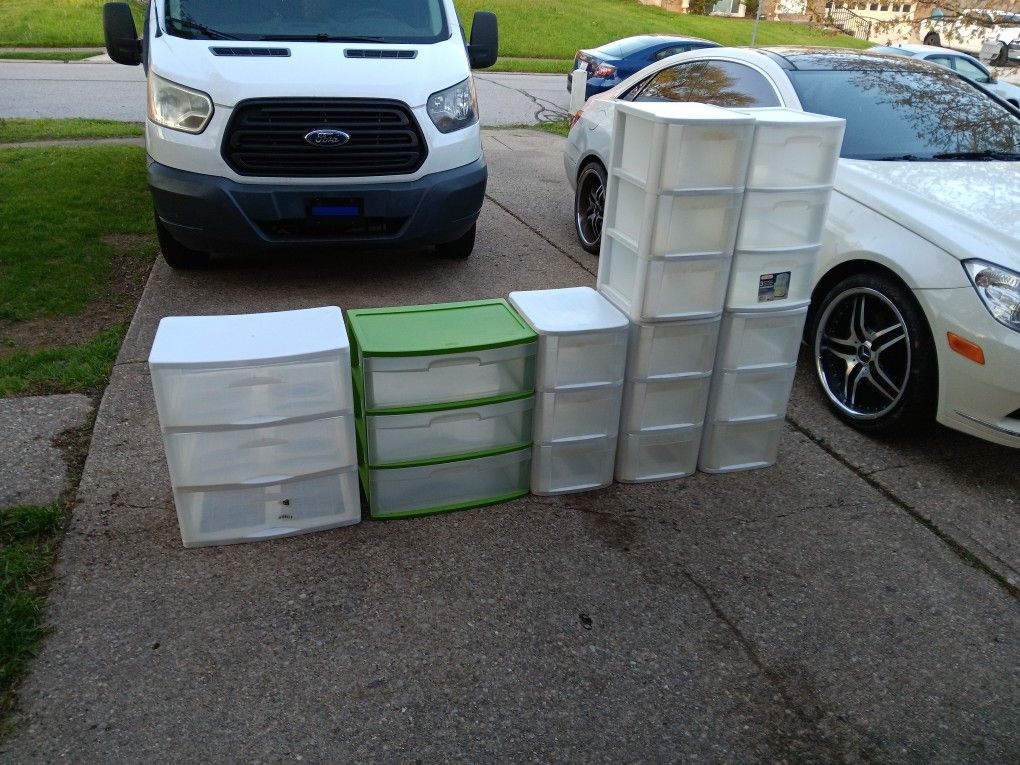 Bulk Of Sterilite Storage Containers 