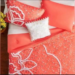 NWT Pioneer Woman Coral Polyester Tufted 4-Piece Full/Queen Comforter Set