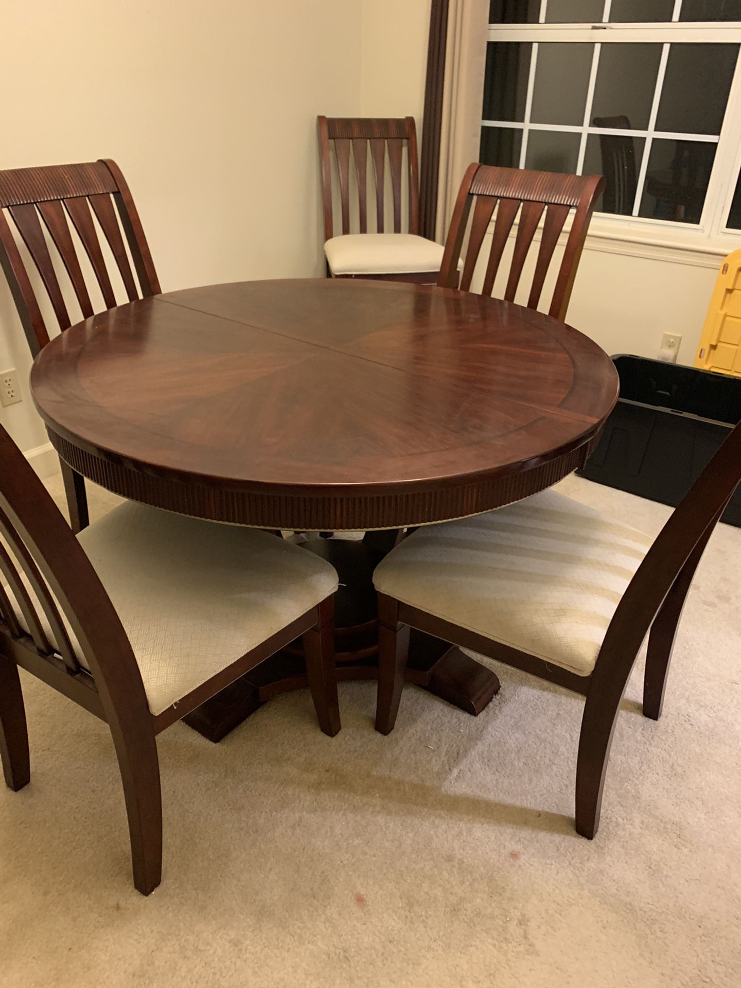 Extendable Dining room Table