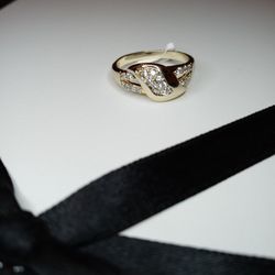 Beautiful Ring Size 8 14K Gold Laminated High Quality 27$ Hermoso Anillo Medida 8 14K Oro Laminado De Alta Calidad 27$