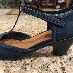 Easy spirit-navy closed toe pump with heel