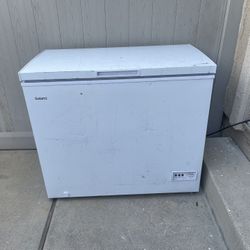 7.0 ft.³ deep freezer