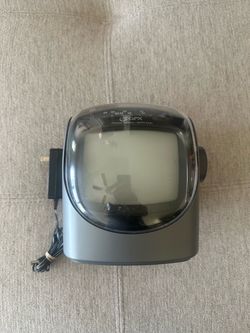 GPX Personal Portable Television TV AM/FM Radio TVP2 Black & White