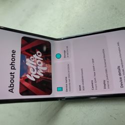 Moto Razr 2025 , Unlocked,  32gb Ram, 256gb Storage , Like New 