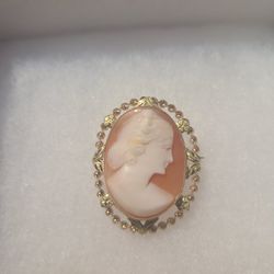 Beautiful Vintage Cameo Brooch!