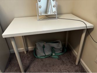 White desk/table