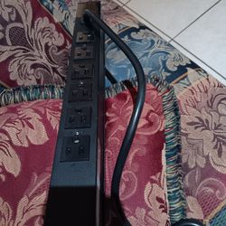 WIREMOLD OUTLETS. PLUG OUTLET CENTER UNIT. TIENE 6 TOMAS...EN PERFECT CONDICION