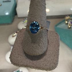 14K Oval Blue Topaz  Ring Size 7