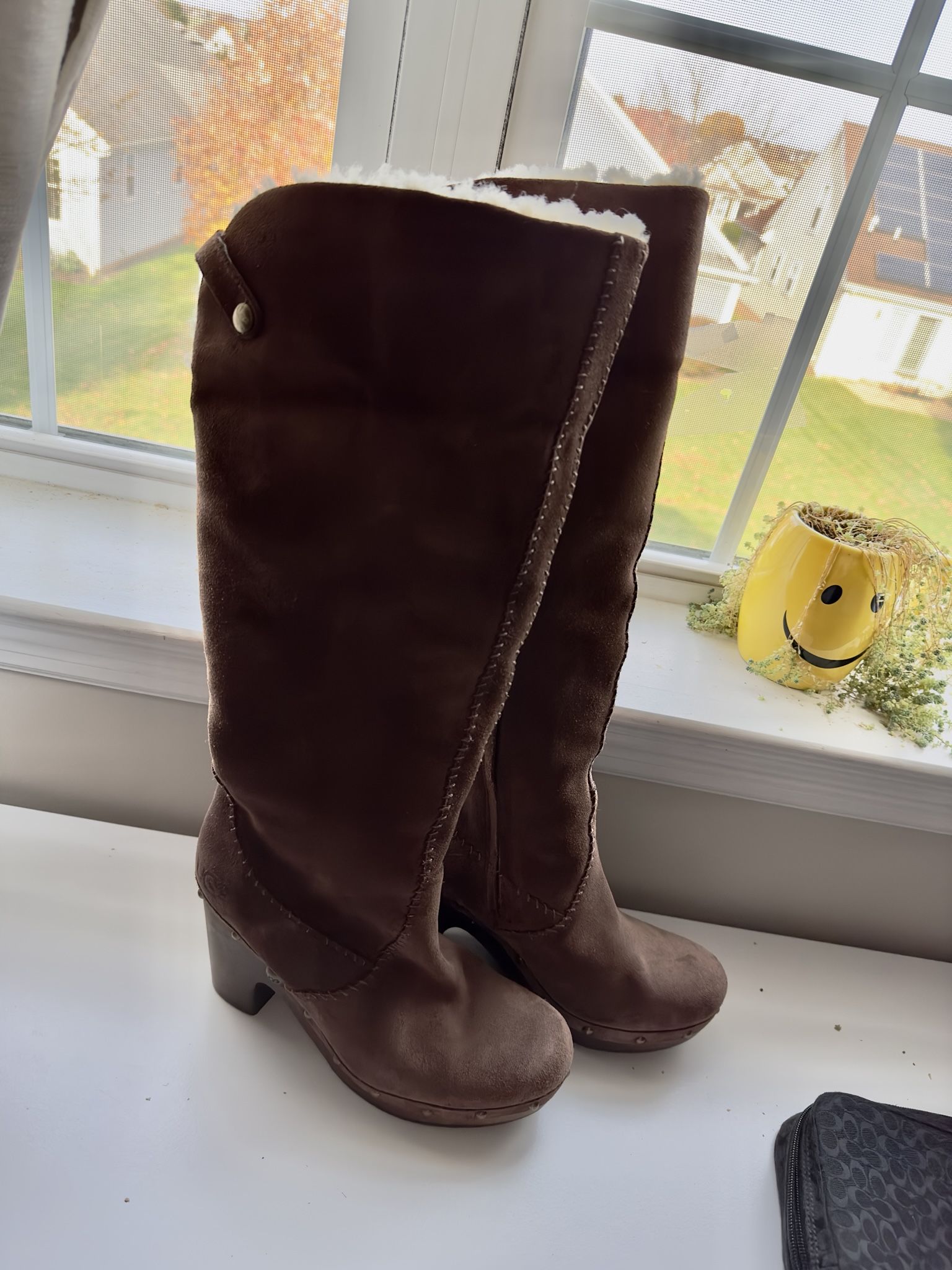 Beautiful Women’s Shearling Ugg Boots Vintage Sz 9.5