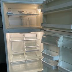 Clean Working Refrigerator – Top Freezer – Great for Garage or Apartment