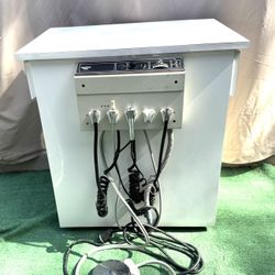 Pedestal on wheels for dentistry with pedals