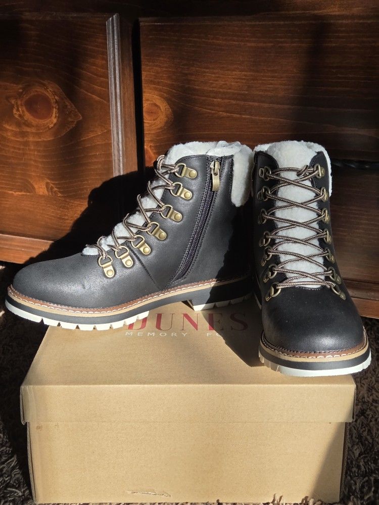 New Women's Boots - Size 8