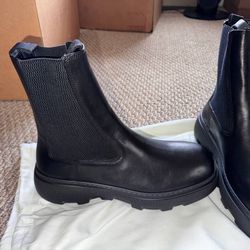 Burberry AMF Log High Leather Boots 6.5– Manilla  Brand new, authentic Burberry AMF Log High Leather Boots 