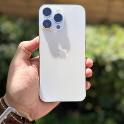 iPhone 14 Pro Max 256  GB  Pristine  Condition Like New !   UNLOCKED use any carrier.  Hablo Espanol.