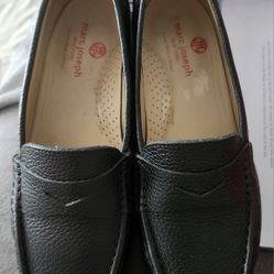 At Davie, Fl Woman Black Shoes 7 1/2