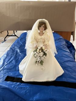 Vintage 1986 Porcelain "The Princess Diana" BRIDE doll, Danbury Mint w/  Stand for Sale in Ocean Ridge, FL - OfferUp