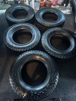 285/70/17 Falken Wildpeaks A/T Set of 5.      850$ OBO