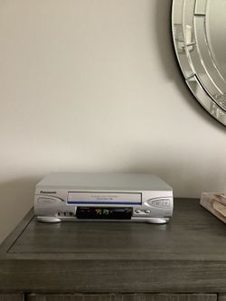 * PANASONIC * HQ * 4-HEAD HI-FI STEREO VHS VCR . OMNIVISION HIGH QUALITY VCR IN EXCELLENT BRAND NEW CONDITION . MUST BE SEEN TO APPRECIATE .