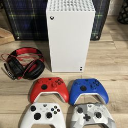 Digital Xbox series X with 4 controllers and headset