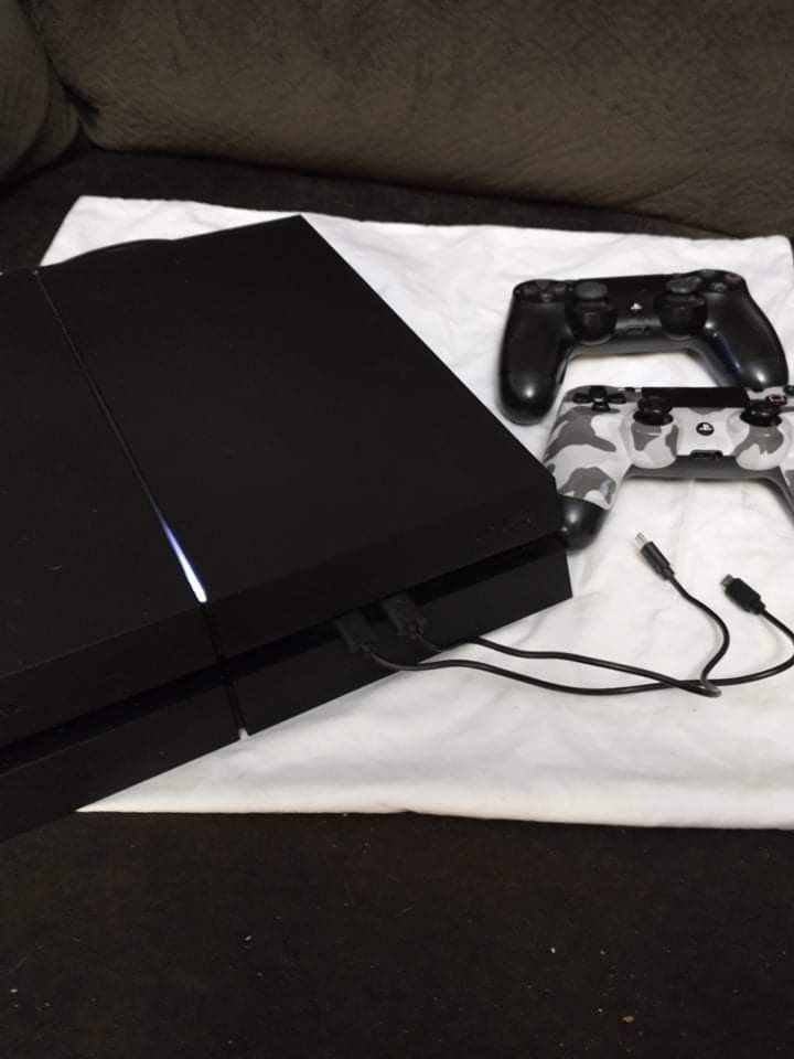 Playstation 4, Power Cord,hdmi Cord,1 Controller, And No Game Have To Get Digital Games Fr The PlayStation It Won't Read.   