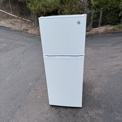 Studio Size 11.6 Cubic General Electric Refrigerator Fridge With Freezer Free Local Delivery/30 Day Warranty