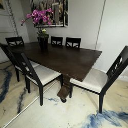 Beautiful Dining Table With 6 Beautiful Chairs In Excellent Condition 