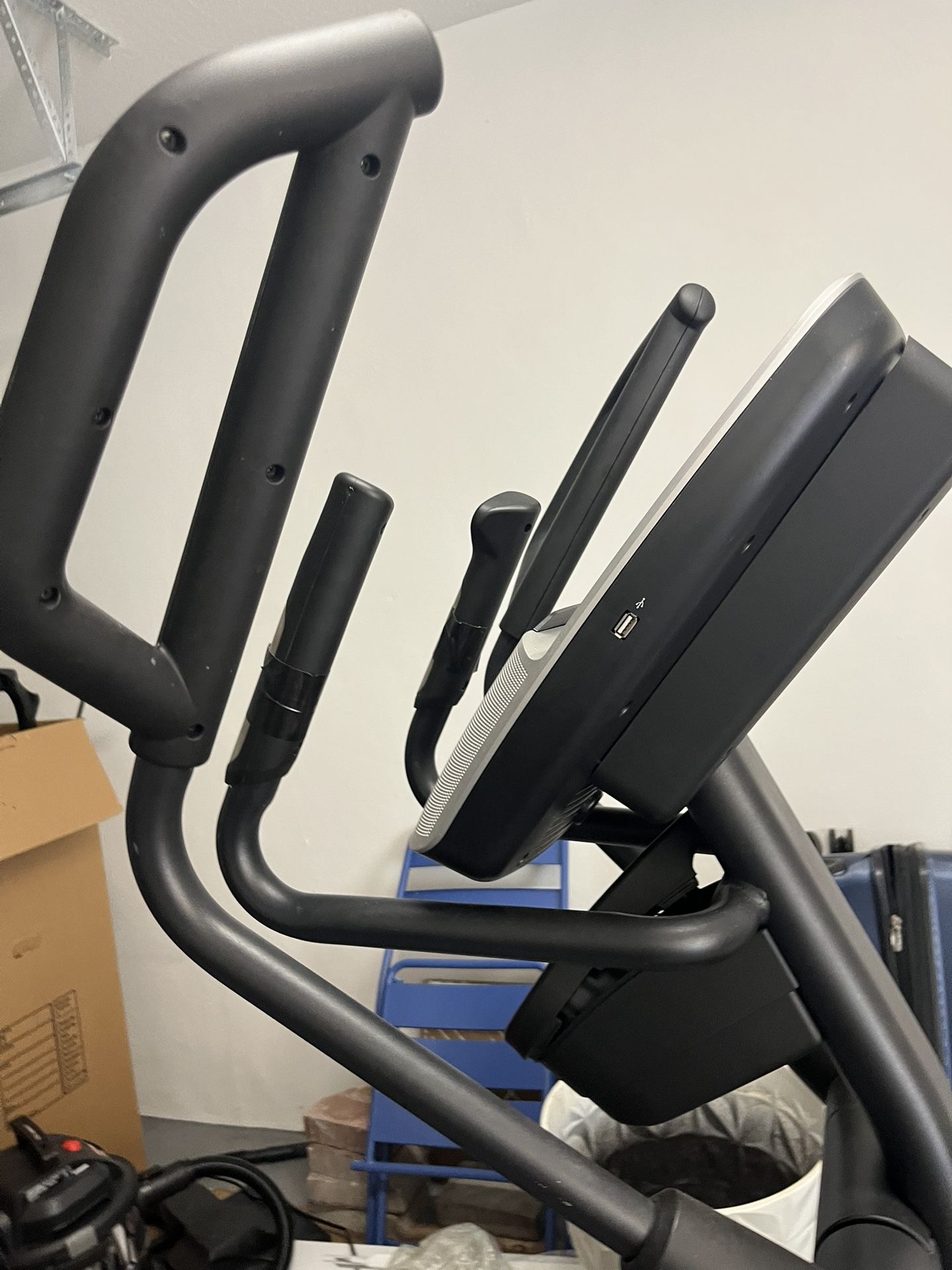 Nordictrack Elliptical - Elite 16.9 - Pre-owned