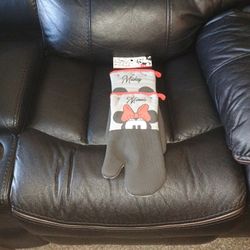 Mickey And Minnie heat resistant oven mitts 