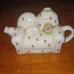 Adorable Vintage Cat On Sofa Teapot 