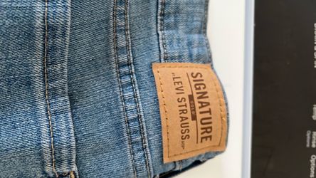Size 30 /32Levi blue jeans zip up