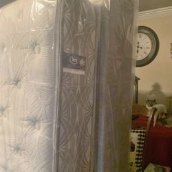 Serta Queen Mattress Set
