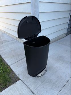 trash can with locking lid