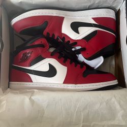 Jordan 1 mids 