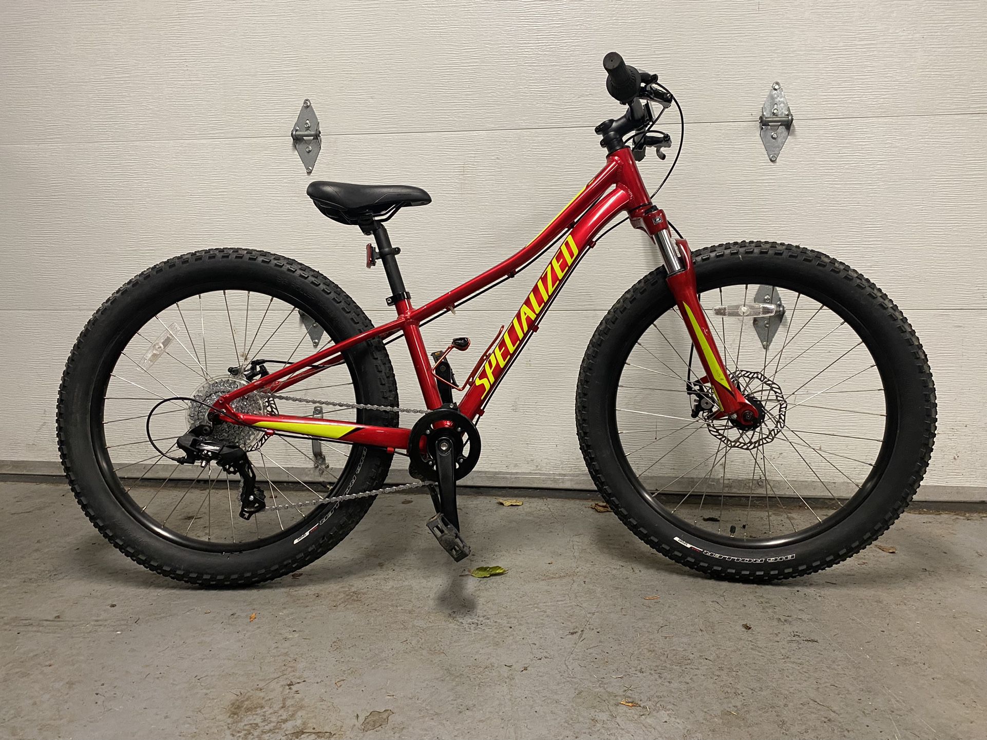 Specialized RipRock Kids Mountain Bike - 24x2.8” Tires, 1x8 Gears, Front Suspension
