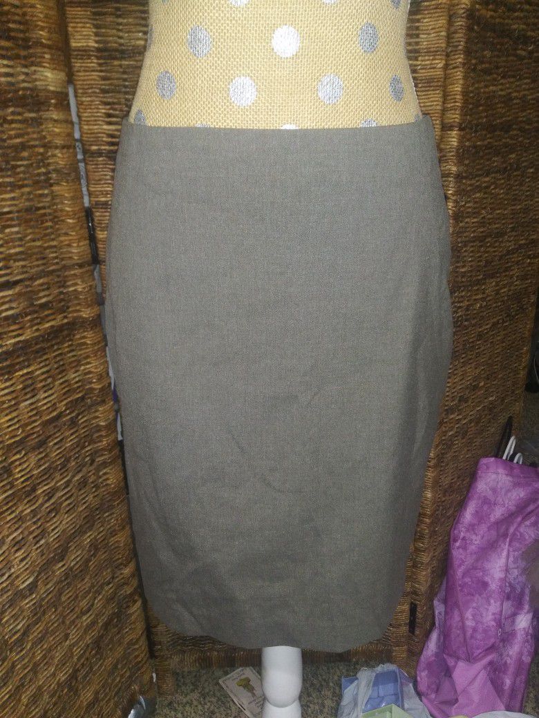 The Limited Collection Women's Size 4 Brown Pencil Skirt Fully Lined

Excellent Condition!!

**Bundle and save with combined shipping**

