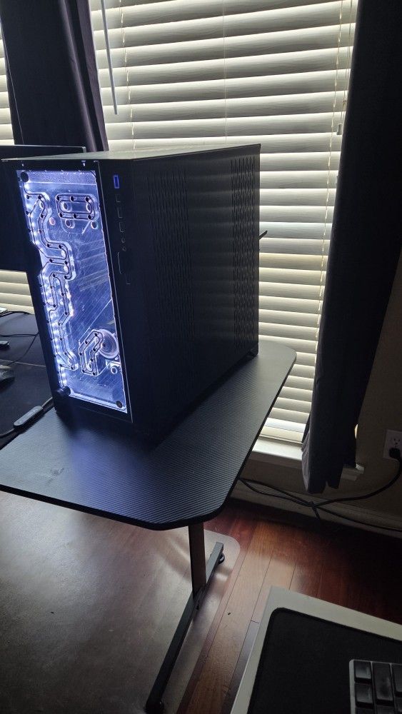 Lian-Li O11D XL Case + Distro Plates + 1 360 Rad