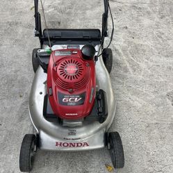 Lawn Mower Honda Seft Propelled  With Double Blades  And Speed Control Works Perfect For Your Commercial Business 