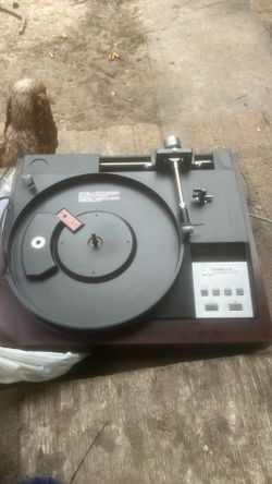Electronic logic controlled liner tracking turntable